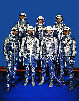 300px_original_7_astronauts_in_spacesuits___gpn_2000_001293-md.jpg